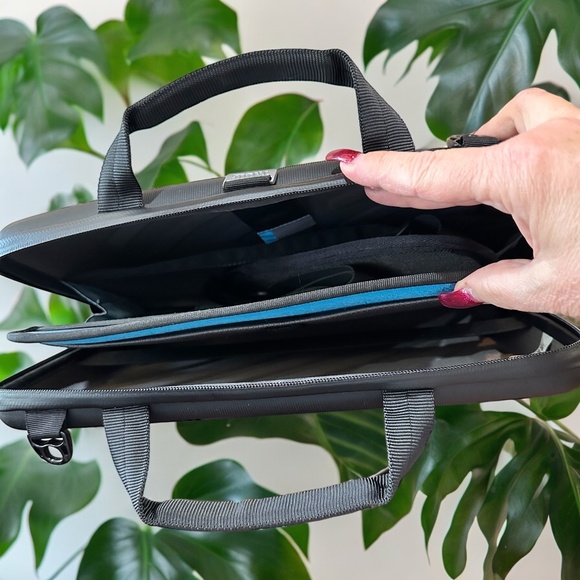 Thule Sweden Semi-Hard Shell Laptop Bag Crossbody Messenger Shoulder Bag Black - Picture 7 of 9